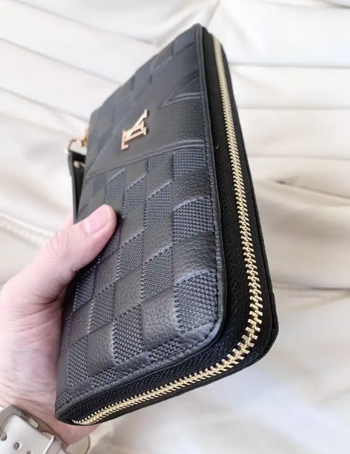 LV Wallets 4206A-2418