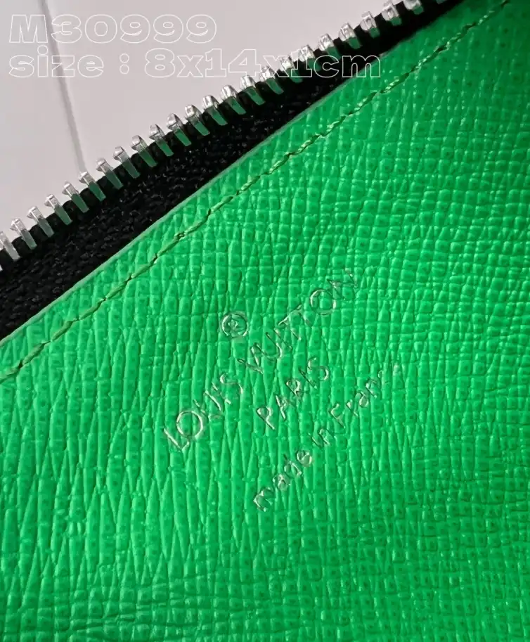 LV Wallets 4206A-2713