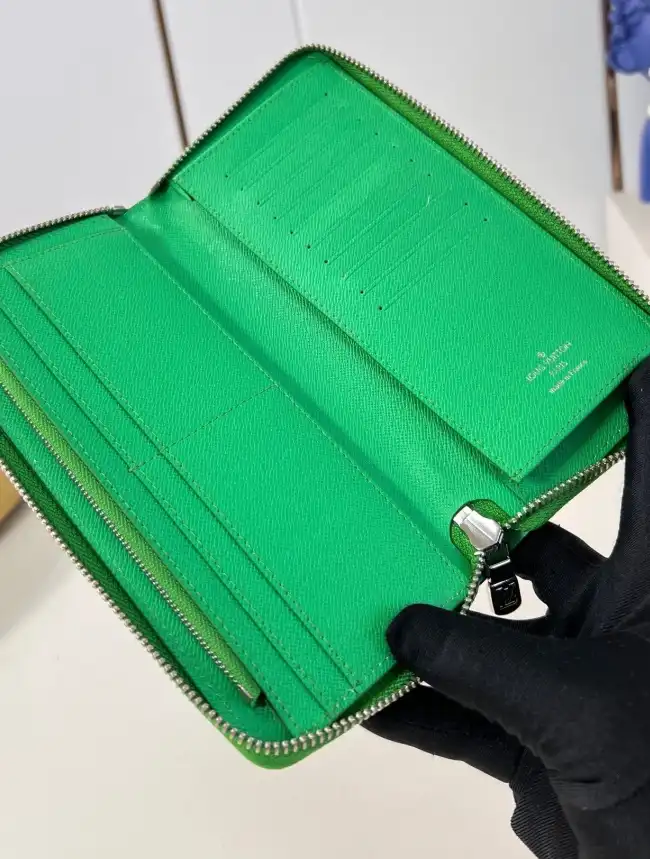 LV Wallets 4206A-2717