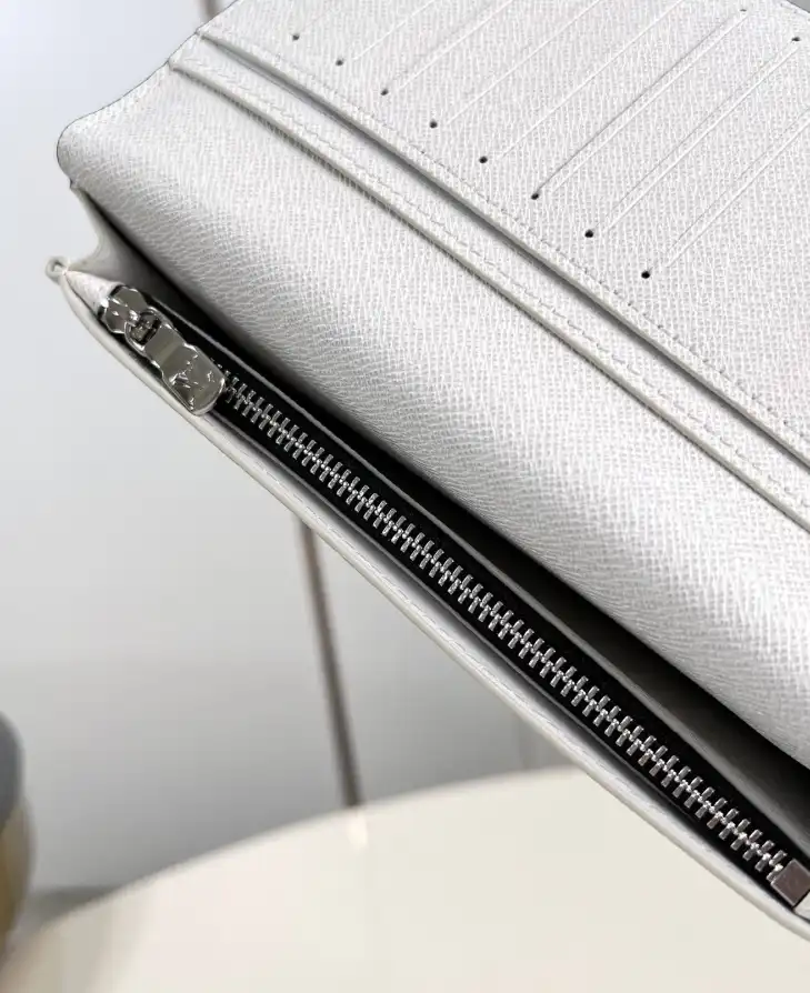 LV Wallets 4206A-3516