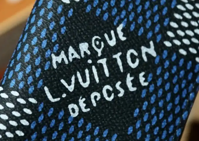 LV Wallets 4206A-6261