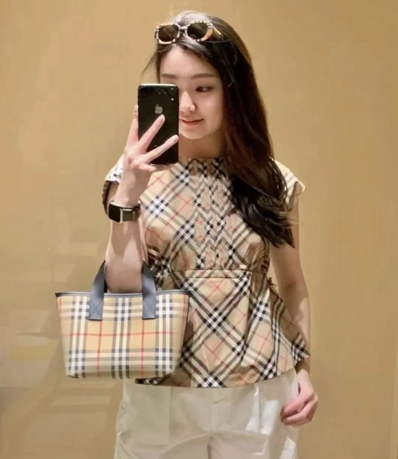 Burberry Shopping Bags 4211D-0077