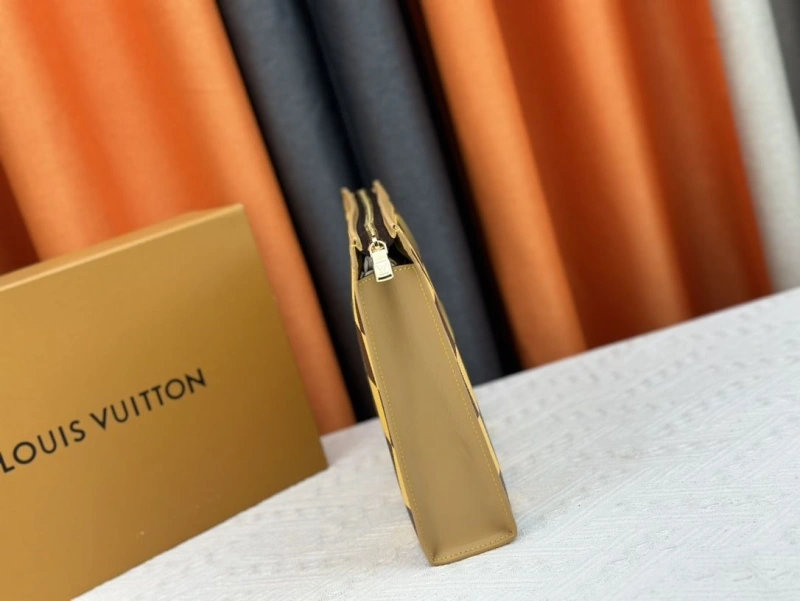 LV Wallets 4233G-0390