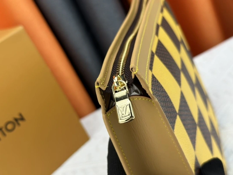 LV Wallets 4233G-0390