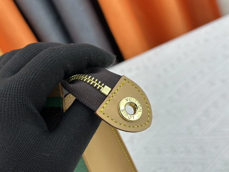 LV Wallets 4233G-0391