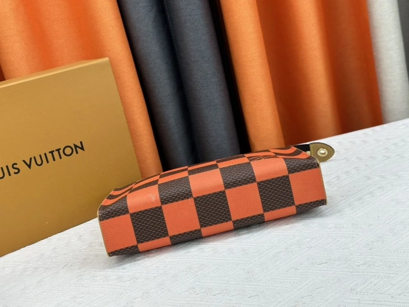 LV Wallets 4233G-0392