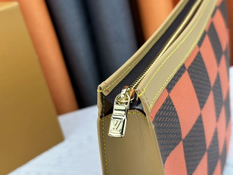 LV Wallets 4233G-0392