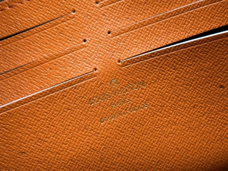 LV Wallets 4233G-0392