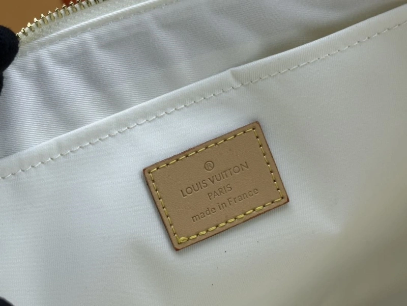 LV Wallets 4233G-0395