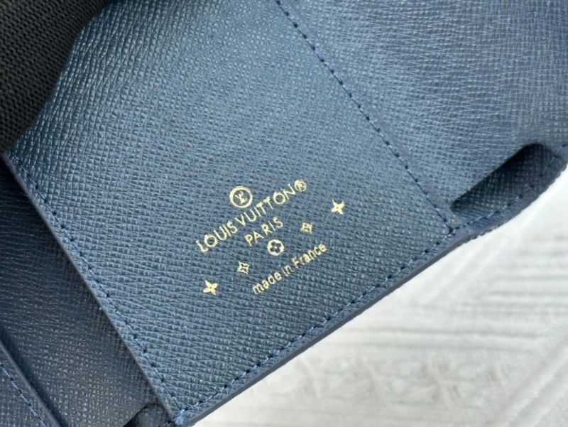 LV Wallets 4233G-0418