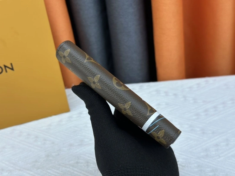 LV Wallets 4233G-0565