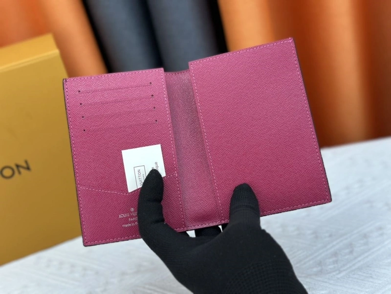 LV Wallets 4233G-0565