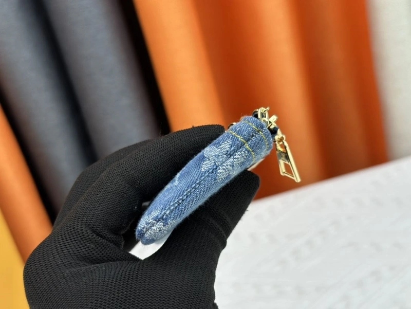 LV Wallets 4233G-0566