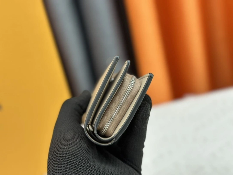 LV Wallets 4233H-0399