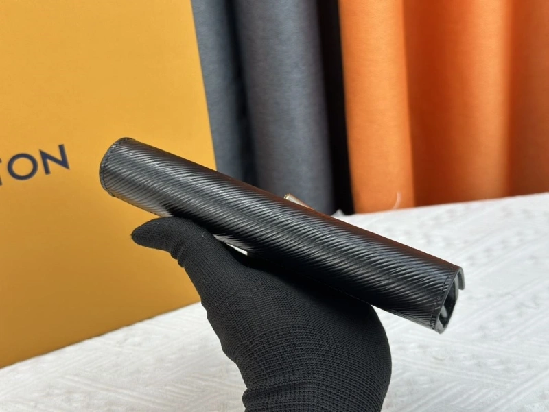 LV Wallets 4233H-0442