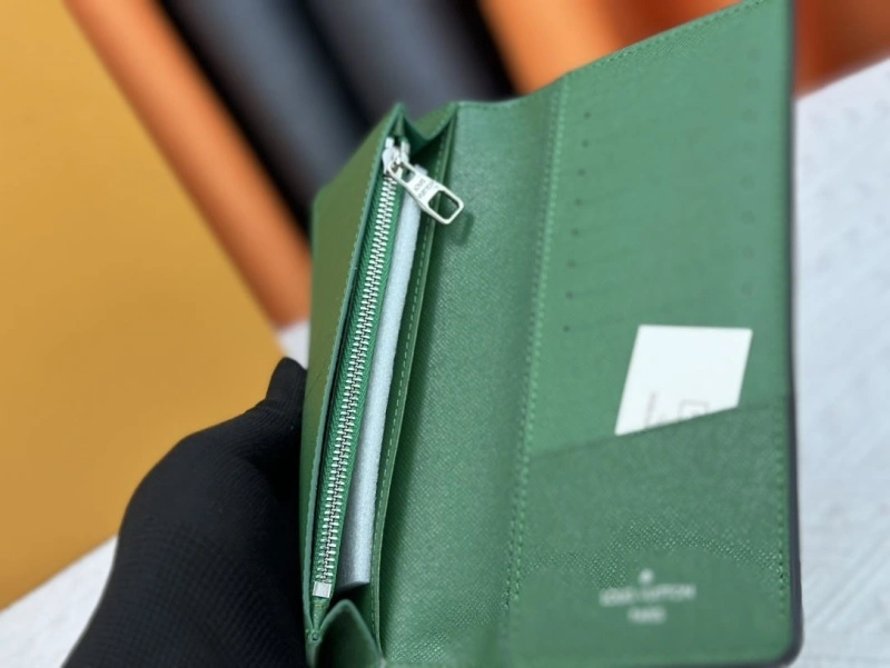 LV Wallets 4233H-0478