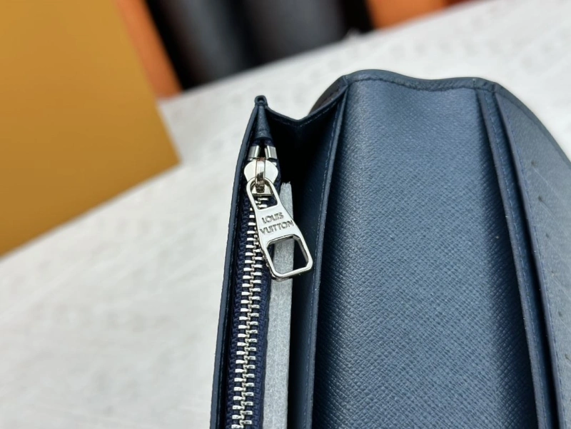 LV Wallets 4233H-0480