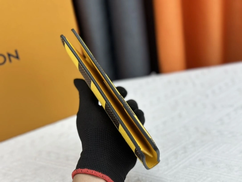 LV Wallets 4233H-0481