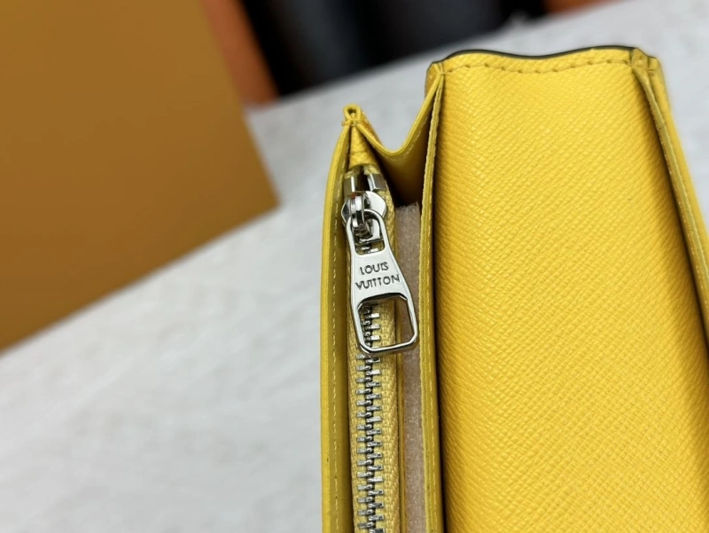 LV Wallets 4233H-0481