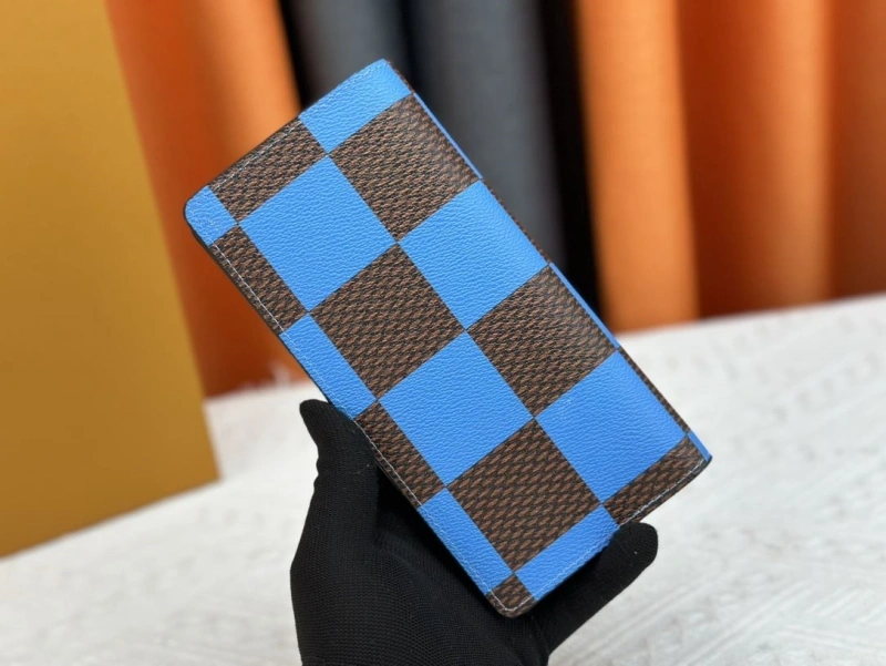 LV Wallets 4233H-0482