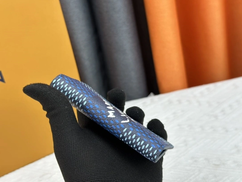 LV Wallets 4233H-0487