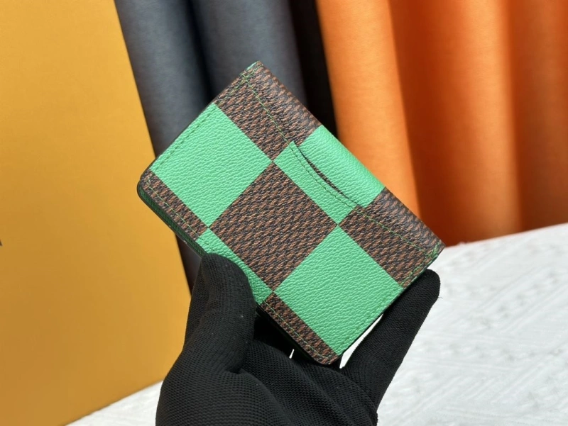 LV Wallets 4233H-0489