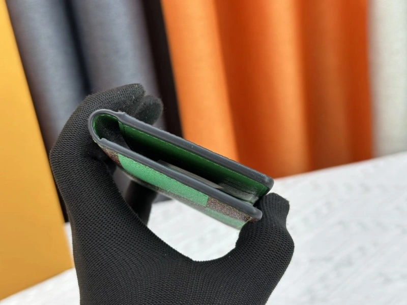 LV Wallets 4233H-0489