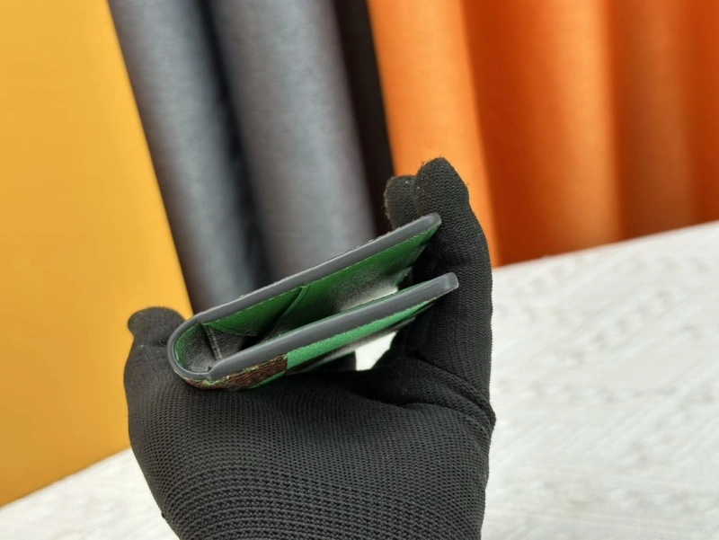 LV Wallets 4233H-0489