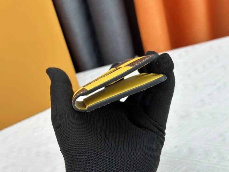 LV Wallets 4233H-0491