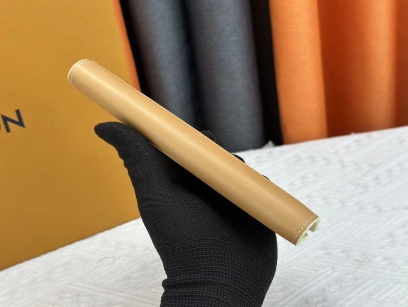 LV Wallets 4233H-0492