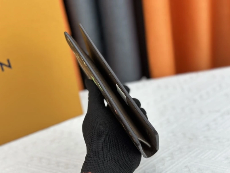 LV Wallets 4233H-0493