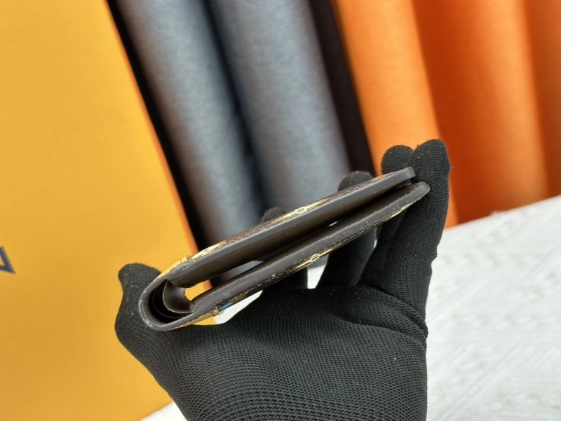 LV Wallets 4233H-0495