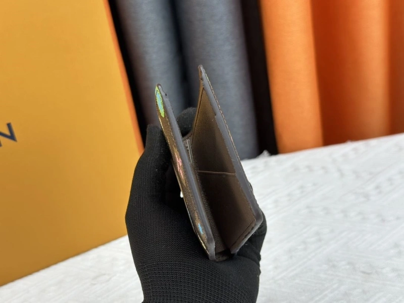 LV Wallets 4233H-0495