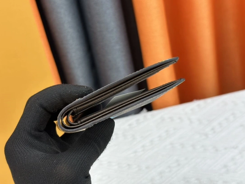 LV Wallets 4233H-0495