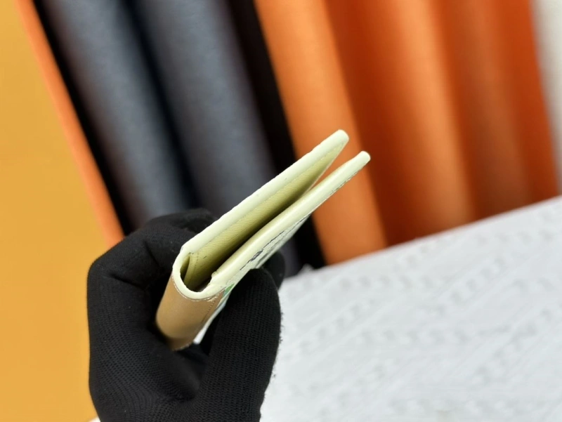 LV Wallets 4233H-0497