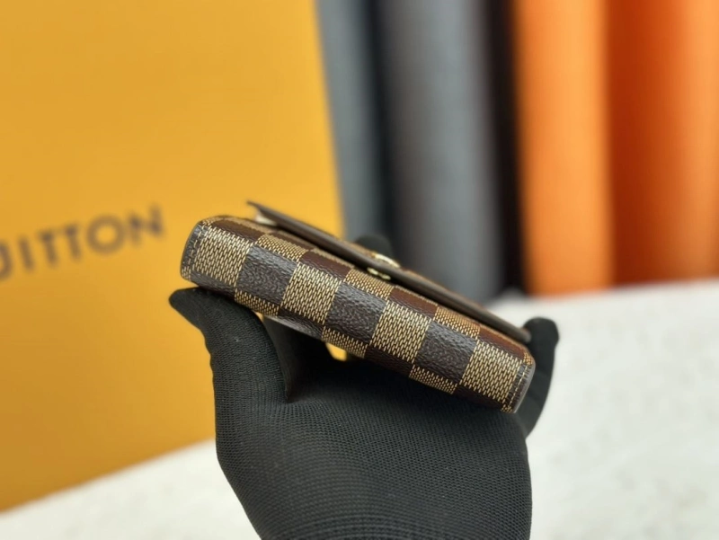 LV Wallets 4233H-0506