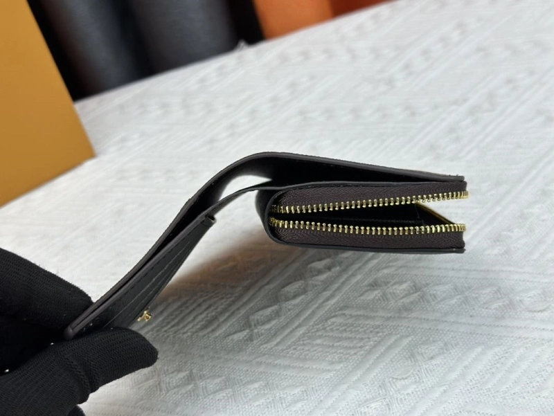 LV Wallets 4233H-0508