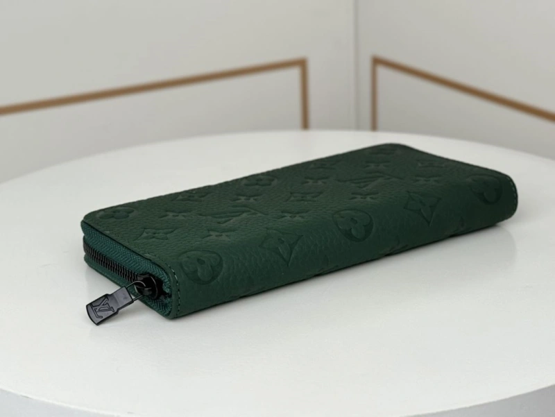LV Wallets 4233H-0926