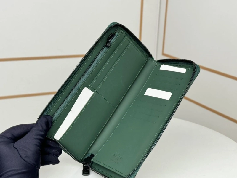 LV Wallets 4233H-0926