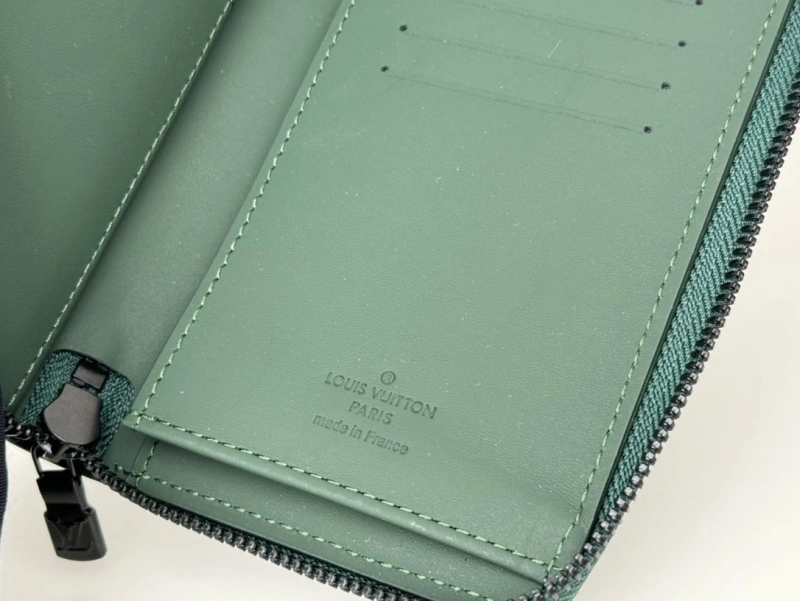 LV Wallets 4233H-0926