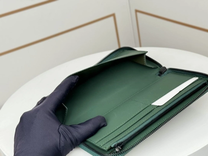 LV Wallets 4233H-0926