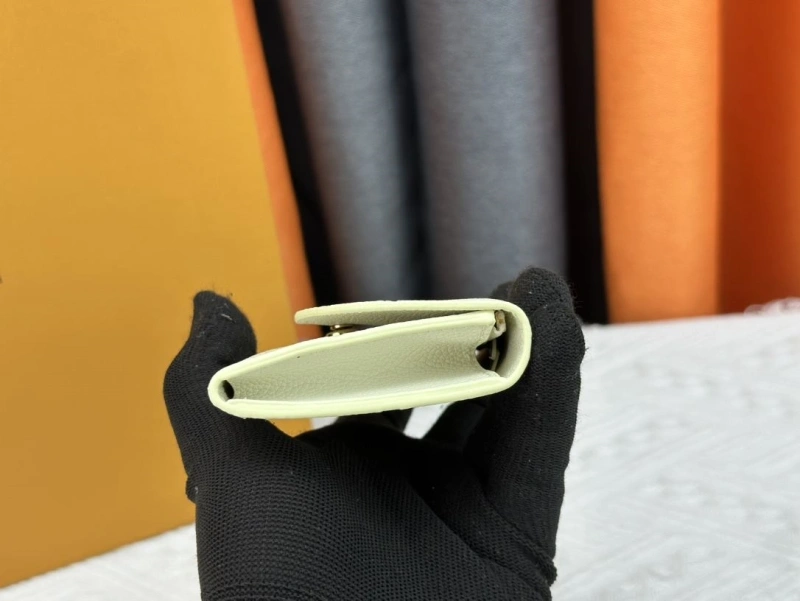 LV Wallets 4233H-1511