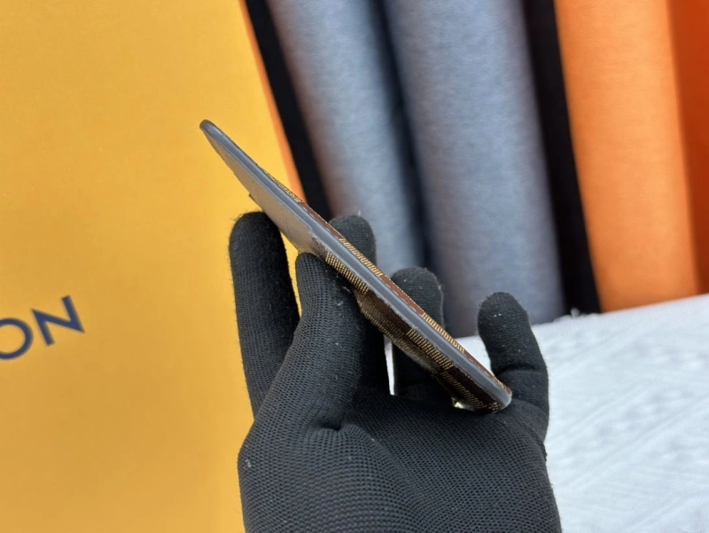 LV Wallets 4233H-1526