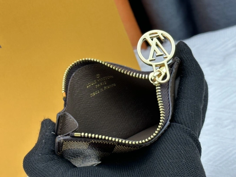 LV Wallets 4233H-1526