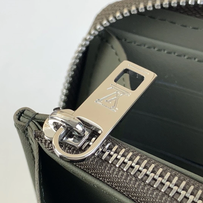 LV Wallets 4286A-0111