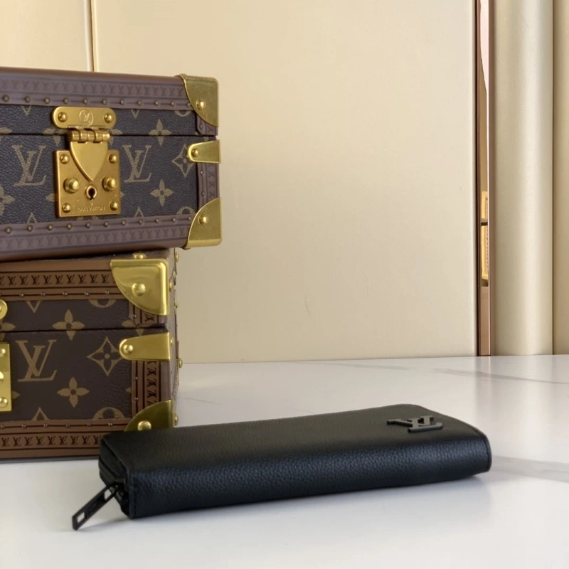 LV Wallets 4286A-0112