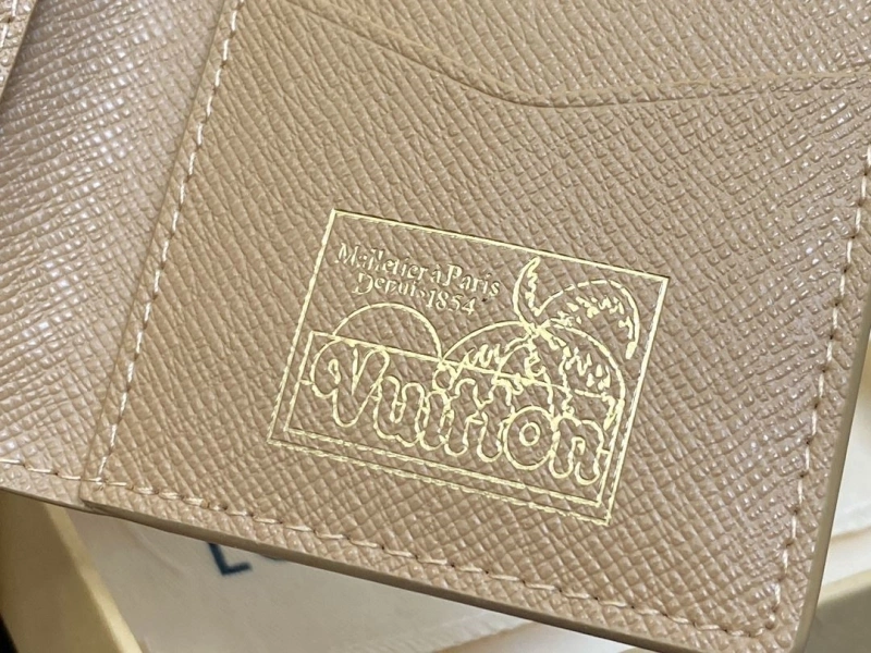 LV Wallets 4286G-0124