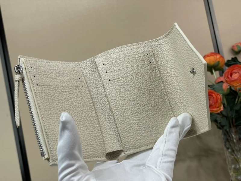 LV Wallets 4365A-0312