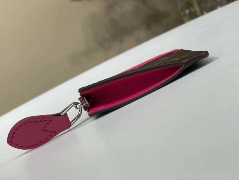 LV Wallets 4365A-0322