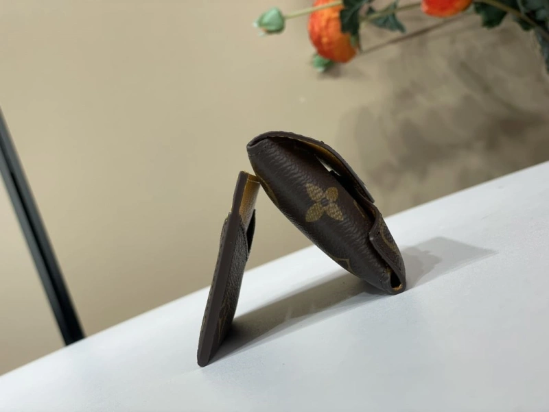 LV Wallets 4365A-0324